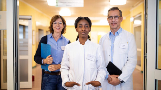 Portrait-of-a-confident-team-of-doctors-standing-in-hospital-corridor.